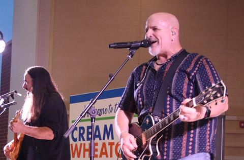 Livemusic2-COW-Press-Release Two guitarists playing and singing music on stage